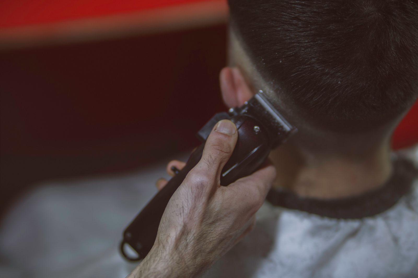Clippers cleaning up the neckline of a short cut