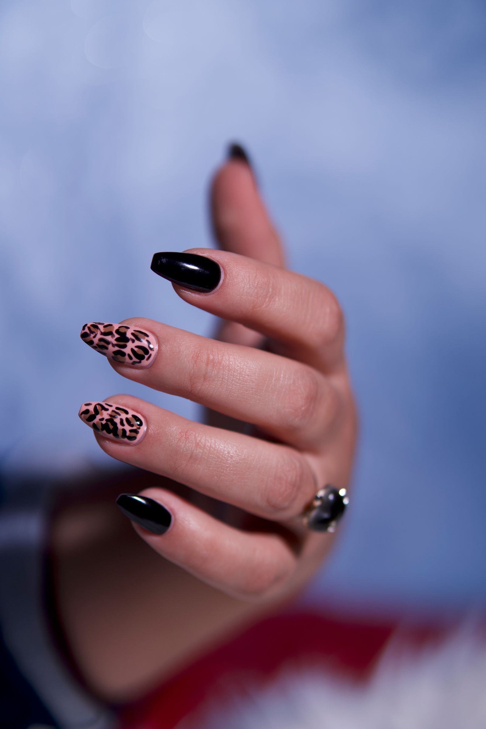 Almond nails alternating glossy black and leopard print