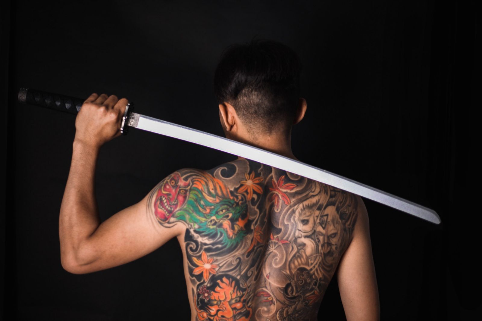 A colour back piece with a dragon, maple leaves, and wind bars